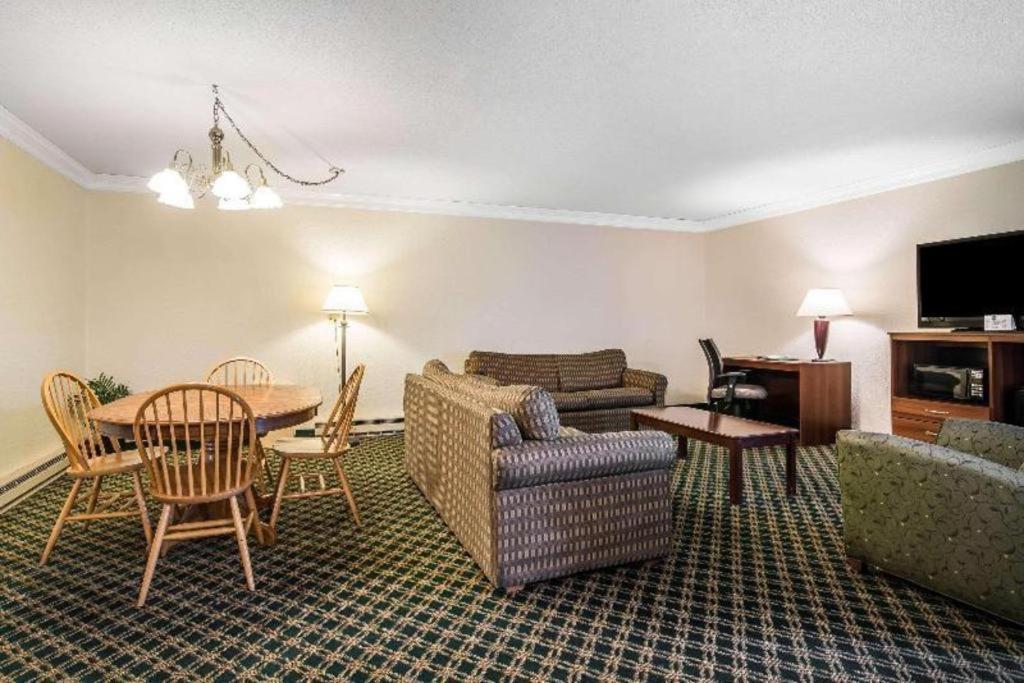 Quality Inn Rutland Exterior photo